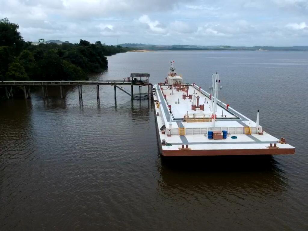 Terminal fluvial com balsa atracada, usado na operação logística da Inpasa
