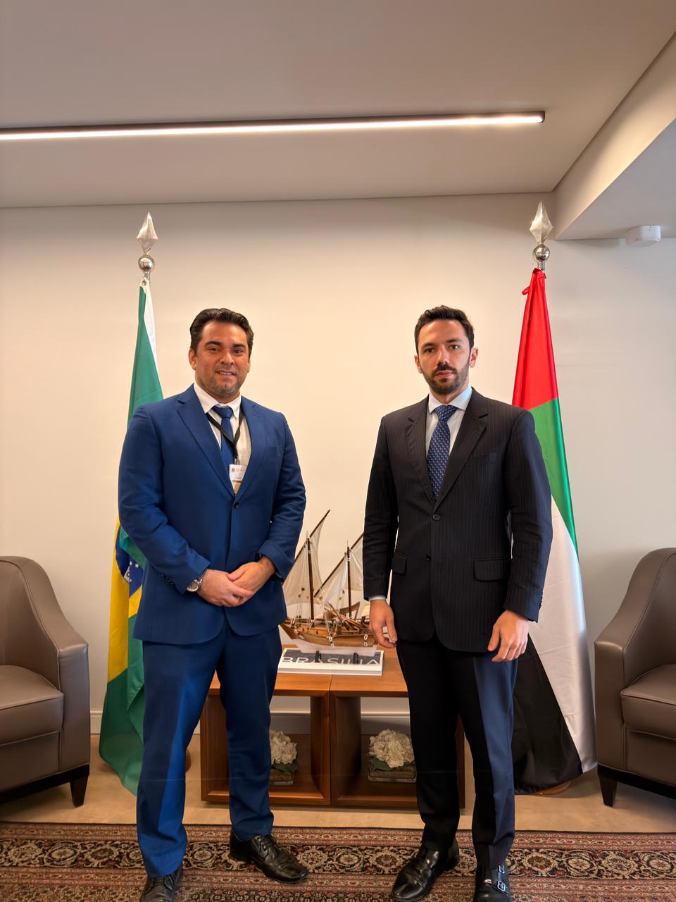 Executivos da Legaccy Co. em reunião na Embaixada dos Emirados Árabes Unidos, com as bandeiras do Brasil e dos Emirados
