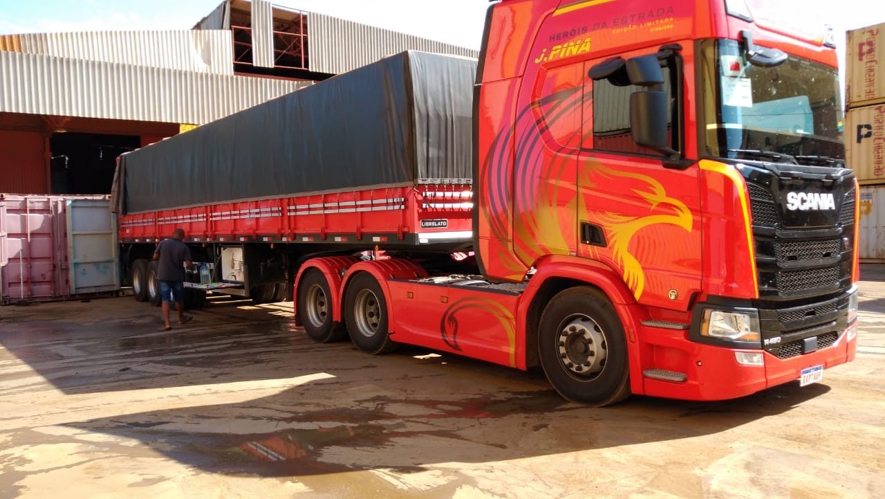 Carreta pronta para carregamento na doca de um armazém