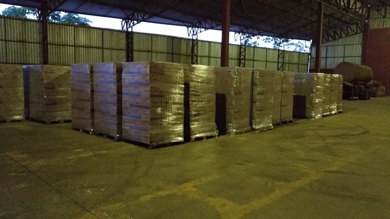 Paletes de carga embalados e organizados em armazém coberto